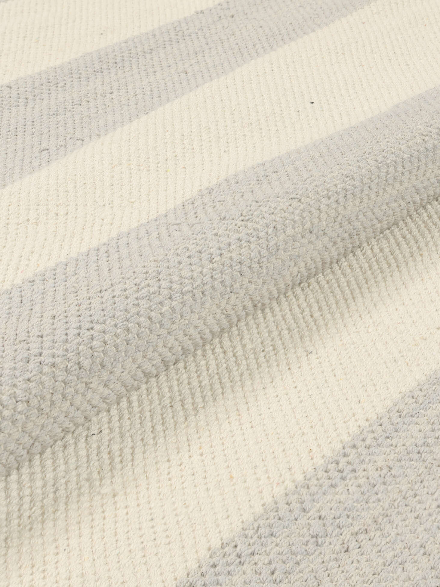 
    Cotton stripe - Grey / Off white - 160 x 230 cm
  