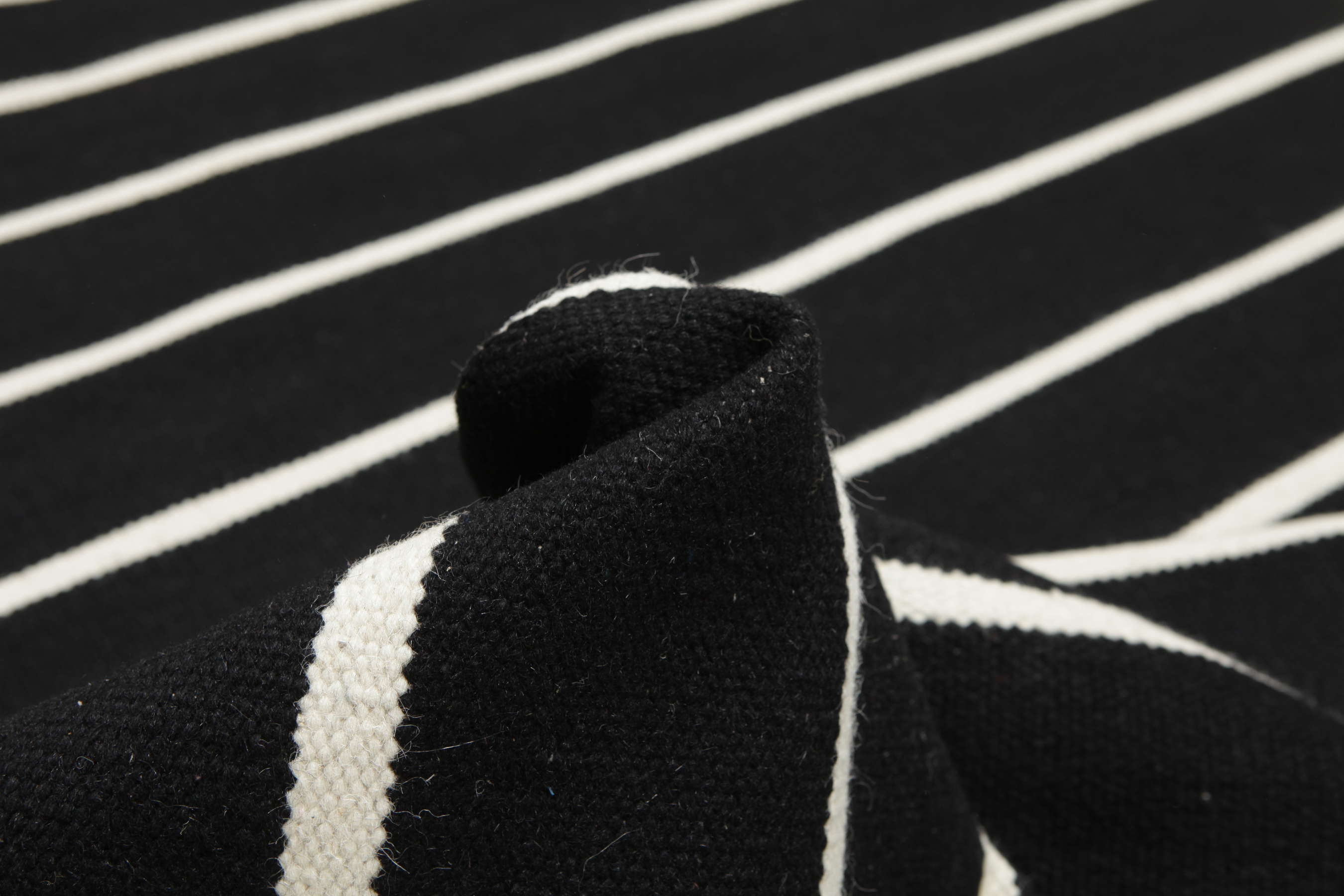
    Dhurrie Stripe - Black / White - 220 x 320 cm
  