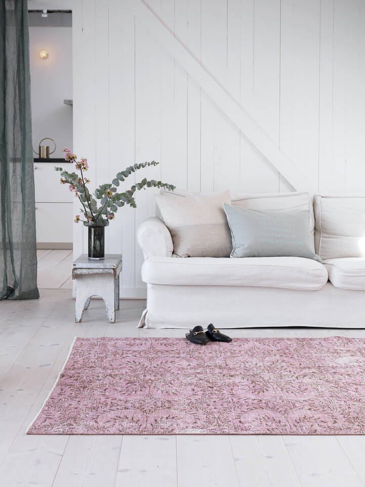 Rosa  Colored vintage - turkiet - Teppich in einem Wohnzimmer