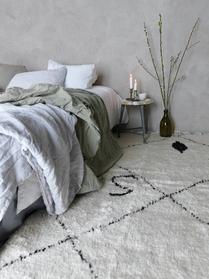 Wit,  barchi / moroccan berber style- pakistan - vloerkleed in een slaapkamer.