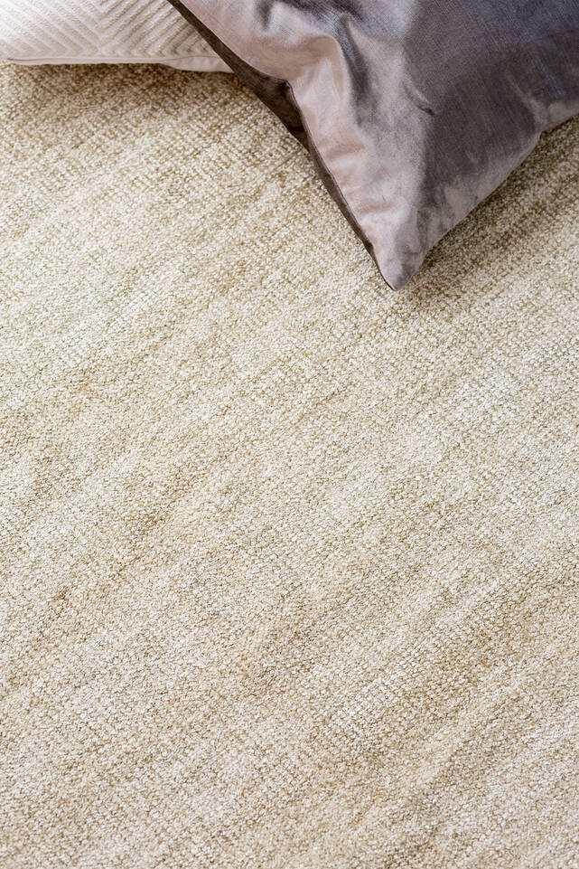 White  kilim chenille -  Carpet in a bedroom.