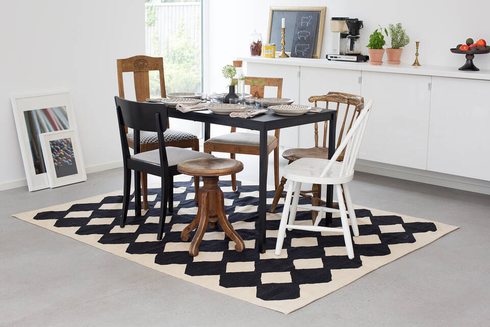 Black / grey  kilim modern -  Carpet in a dining area.