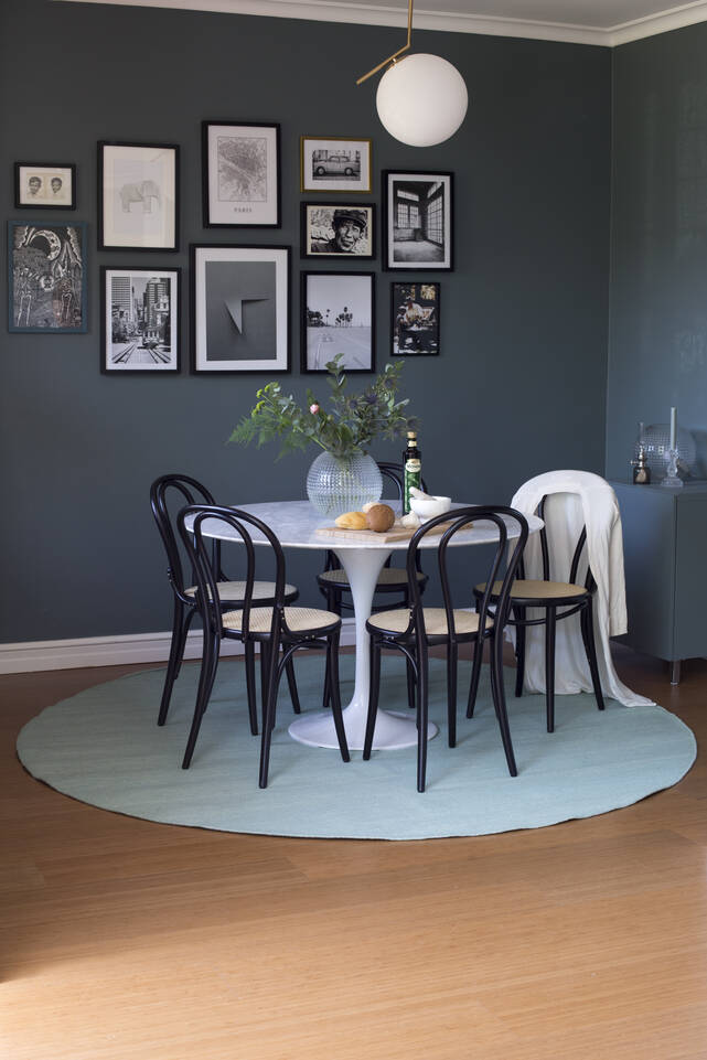 Black / grey round röllakan / dhurrie -  Carpet in a dining area.