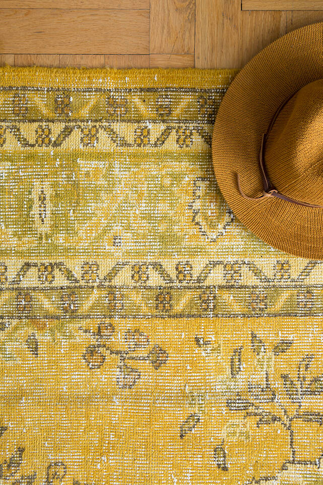 リビングルーム内の茶色の/ 黄色のてカラード ヴィンテージ - turkiet絨毯。
