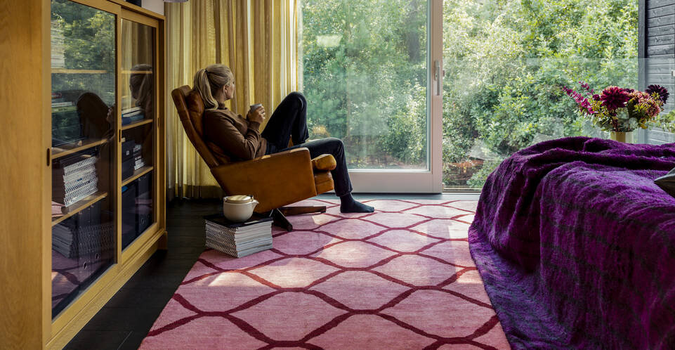 Red  loribaft persia -  Carpet in a bedroom.