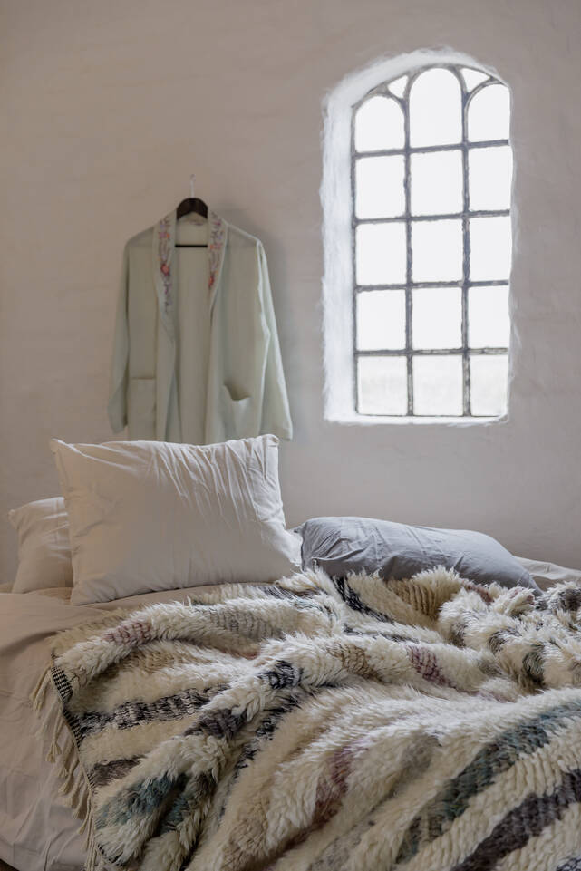 Wit,  moroccan berber - indiaas - vloerkleed in een slaapkamer.