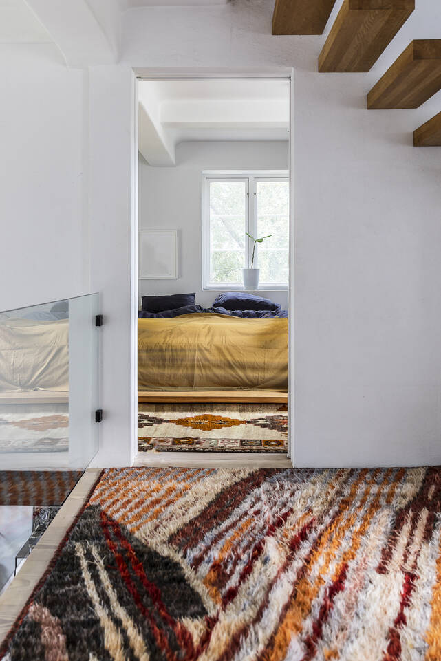 Alfombra moroccan berber - afghanistan marrón / amarilla alargada en dormitorio.