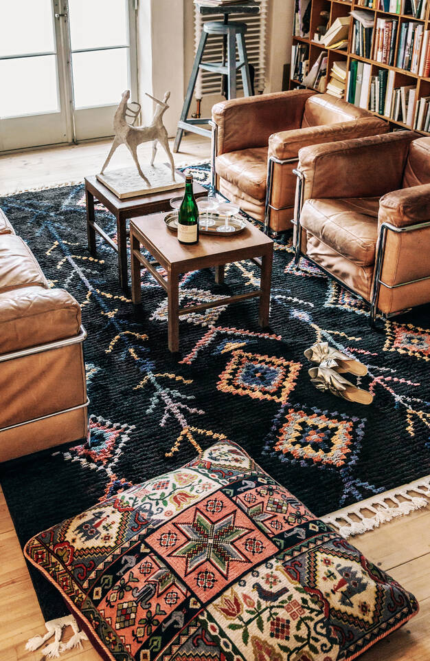 Black / grey  modern shaggy -  Carpet in a living room.