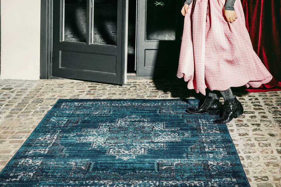 Blue  a-w unique flat -  Carpet in a hallway.