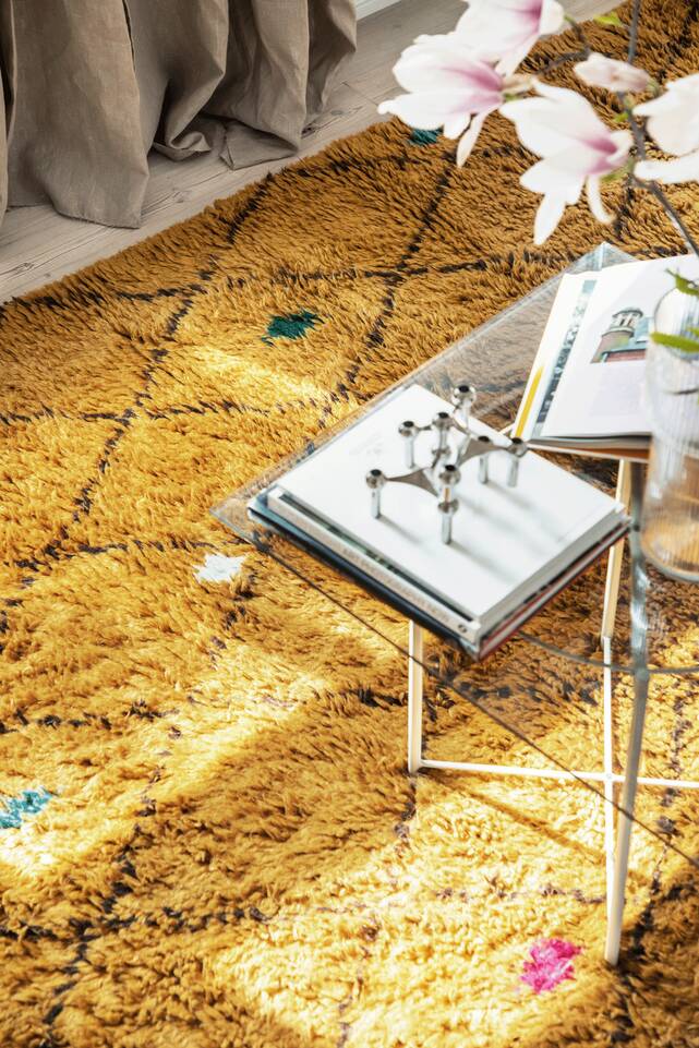 リビングルーム内の茶色の/ 黄色のてキッズ用の絨毯。