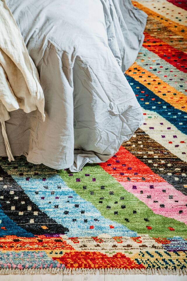 White  moroccan berber - afghanistan -  Carpet in a bedroom.
