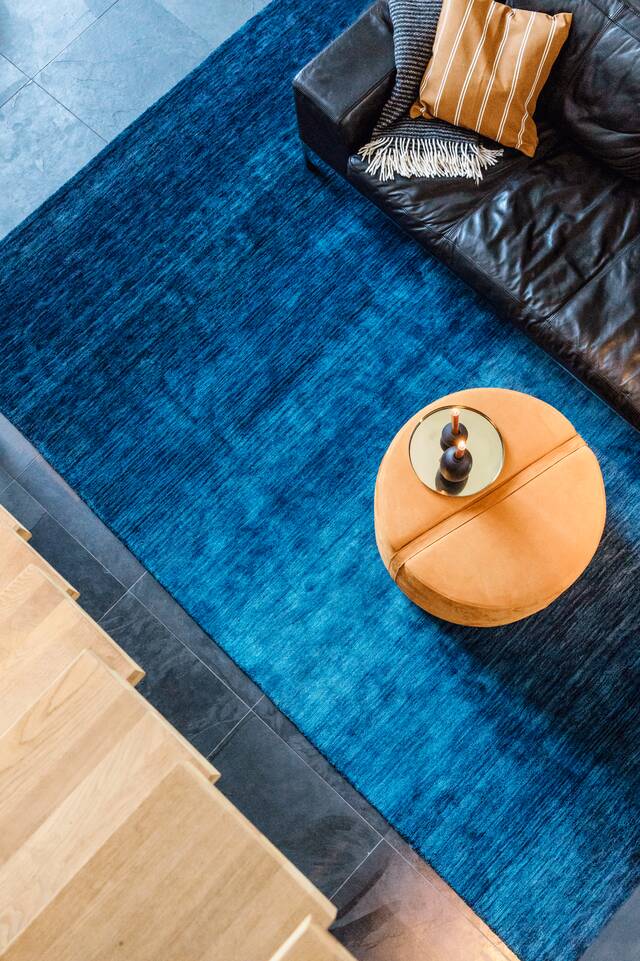リビングルーム内の青色のてギャッベ ルーム絨毯。