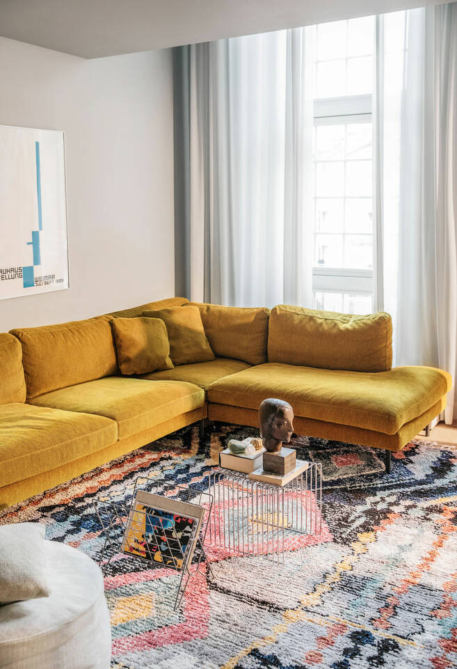 Black / grey  modern shaggy -  Carpet in a living room.