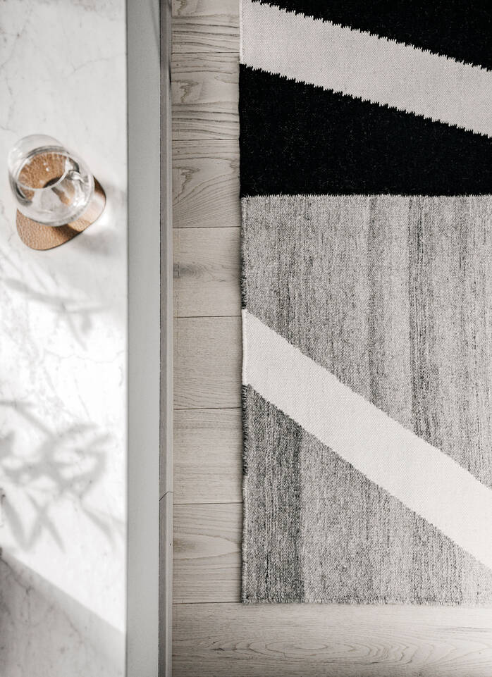 Tappeto  kilim moderni bianco in soggiorno.
