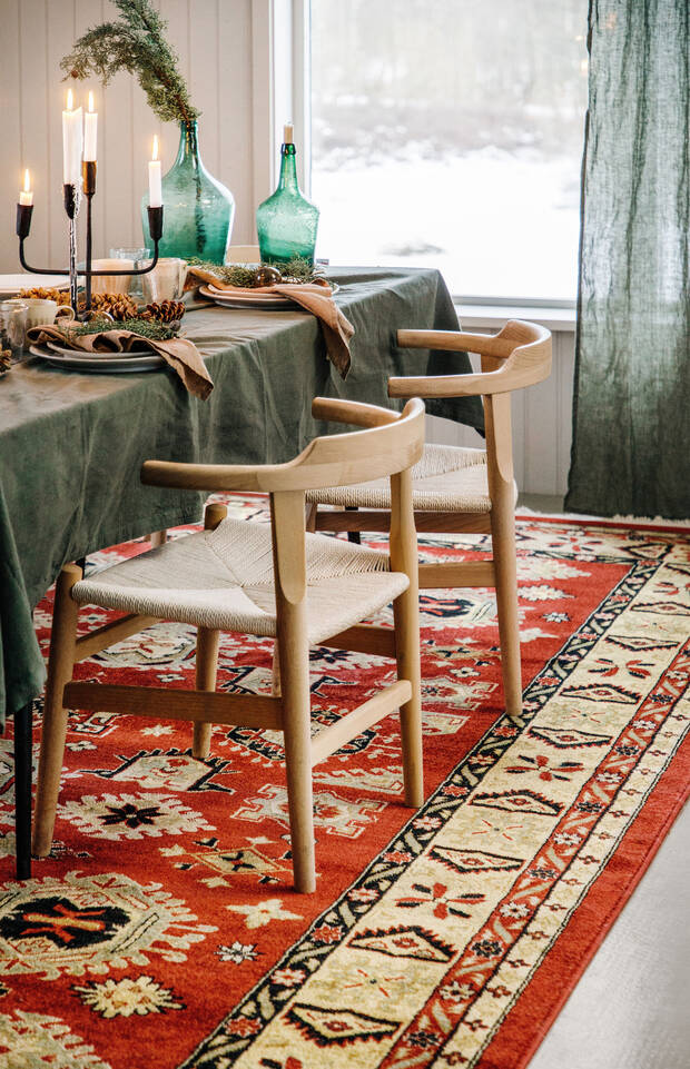 Red  kaplan ziegler modern cotton -  Carpet in a dining area.