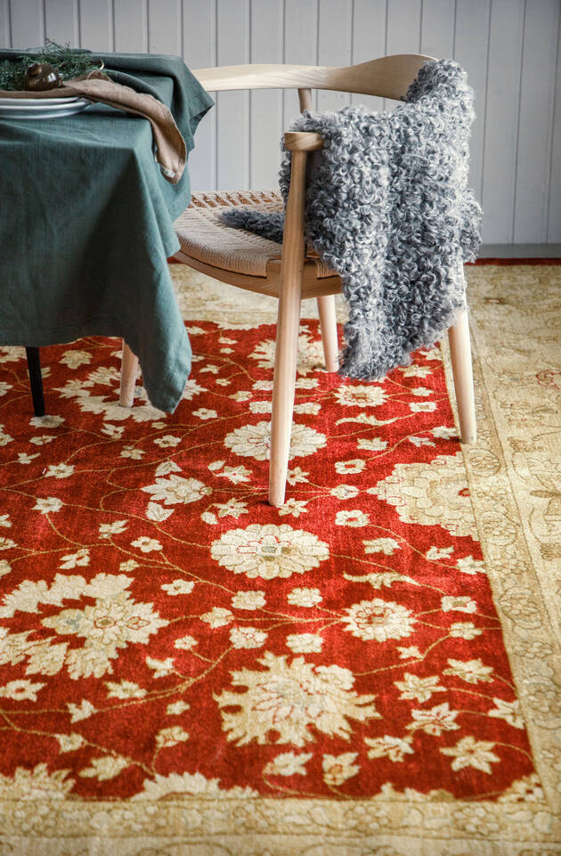 Red  kaplan ziegler -  Carpet in a dining area.