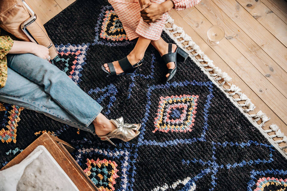 Black / grey  modern shaggy -  Carpet in a living room.