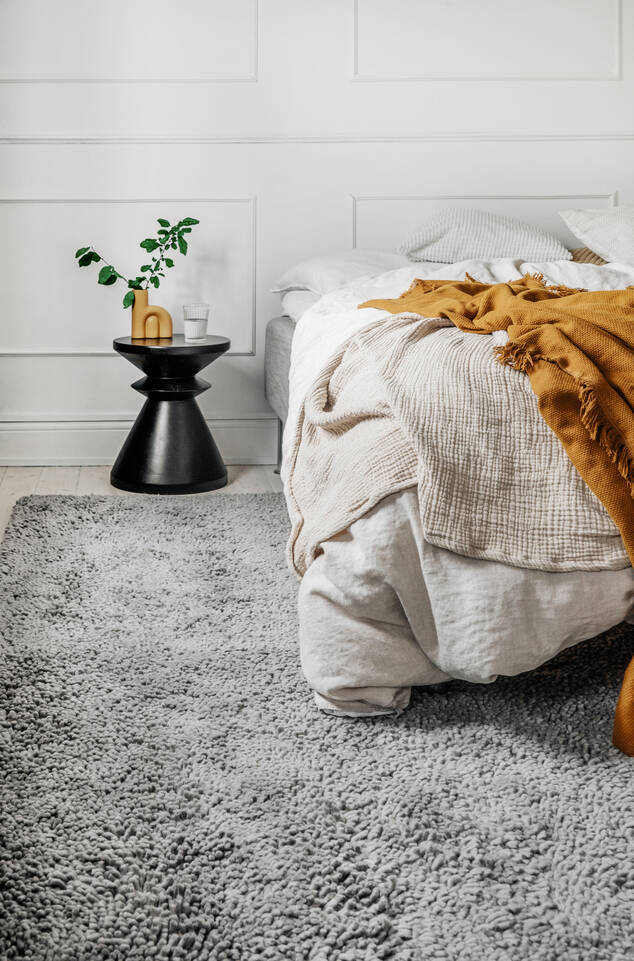 Schwarzer / grauer  Berber stick shaggy - Teppich in einem Schlafzimmer