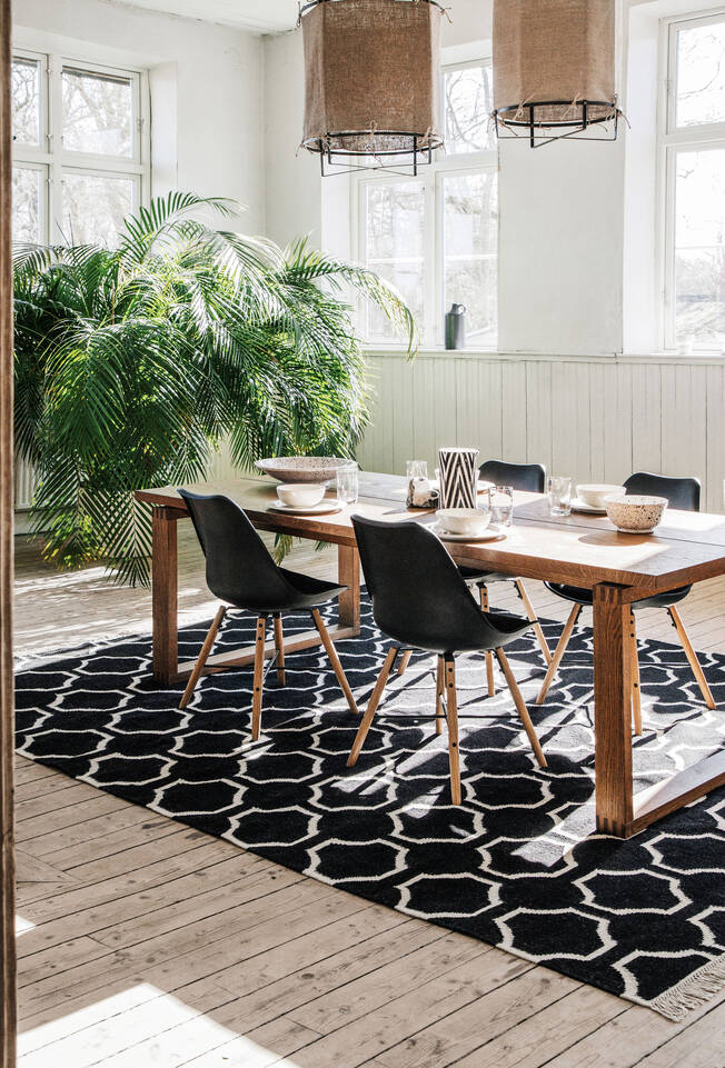 Fekete / szürke,  kilim modern szőnyeg
 egy étkező.