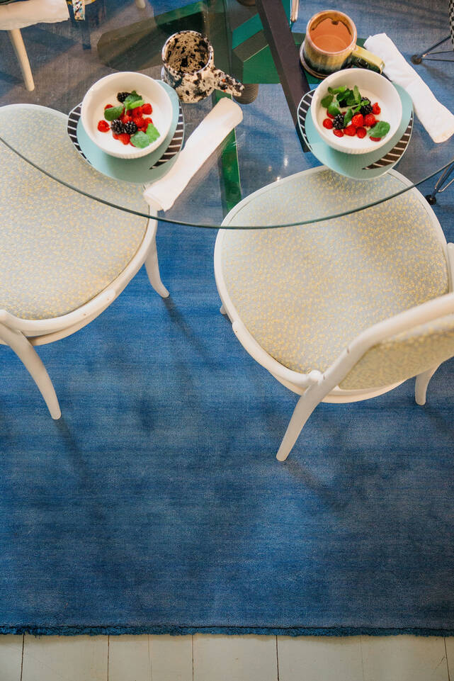 Tappeto  handloom fringes blu in sala da pranzo.