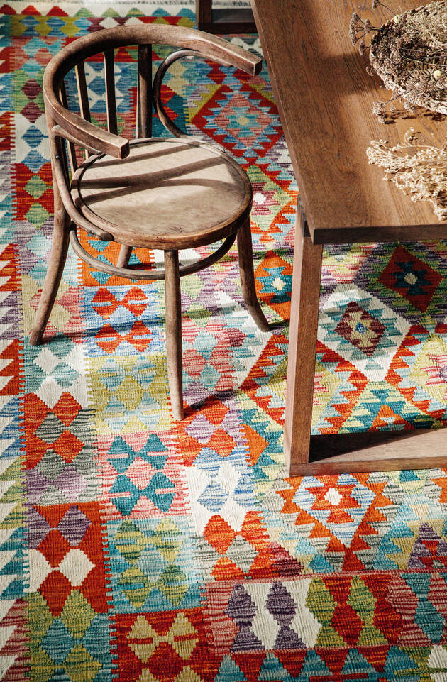 Brauner / gelber  Kelim afghan old stil - Teppich in einem Essbereich