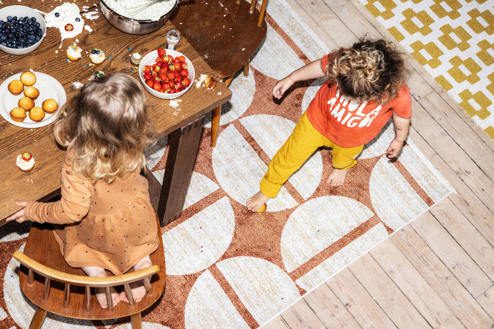 Brown / yellow  washable - polyester / cotton (lycra) -  Carpet in a dining area.