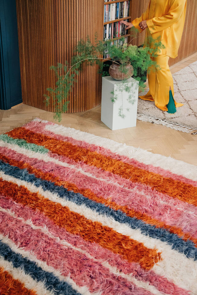 リビングルーム内のピンク色のてmoroccan berber - afghanistan絨毯。