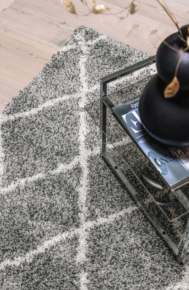 Black / grey  shaggy piramit 3.5 kg -  Carpet in a living room.