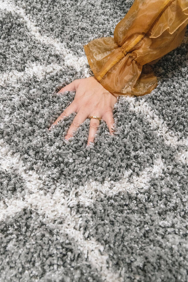 Black / grey  shaggy piramit 3.5 kg -  Carpet in a living room.