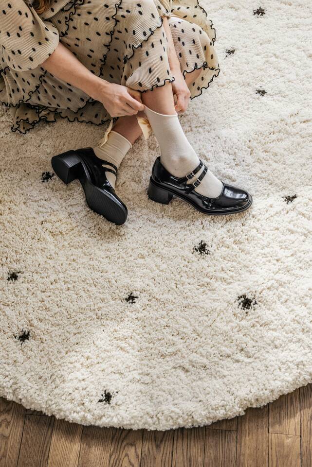 White round kids carpet -   in a living room.