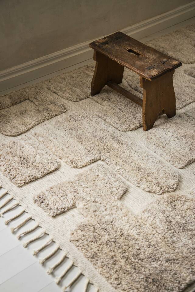 White  test wool india -  Carpet in a living room.