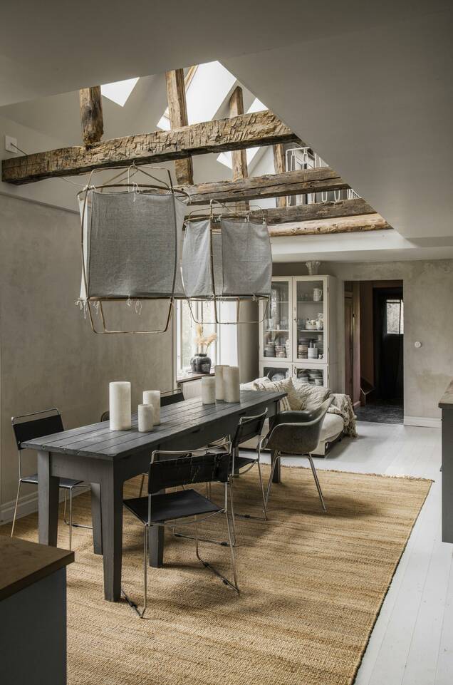 White  jute -  Carpet in a dining area.