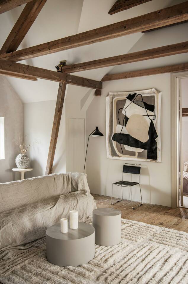 White  modern shaggy -  Carpet in a living room.