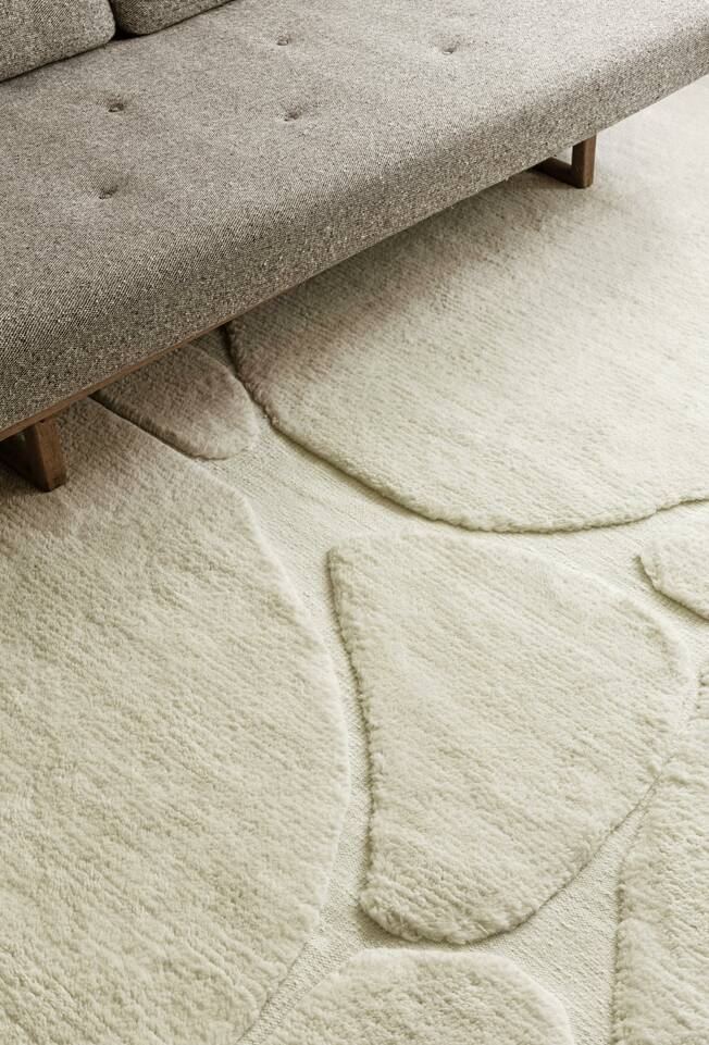 Tapete high & low handknotted lã  em branco, numa sala de estar.