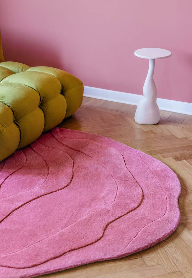 Roter runder Handtufted - Teppich in einem Wohnzimmer