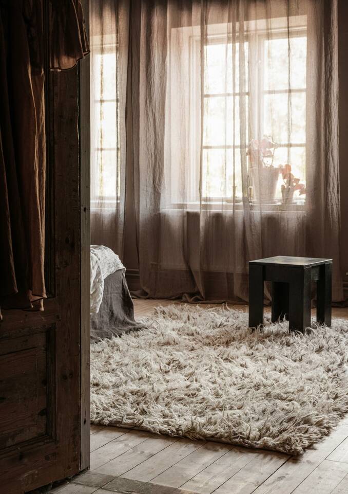 Fehér,  moroccan berber - indiai szőnyeg
 egy hálószoba.