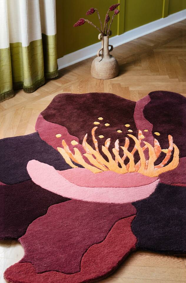 リビングルーム内の赤色のて丸いhandtufted ウール / viskos絨毯。