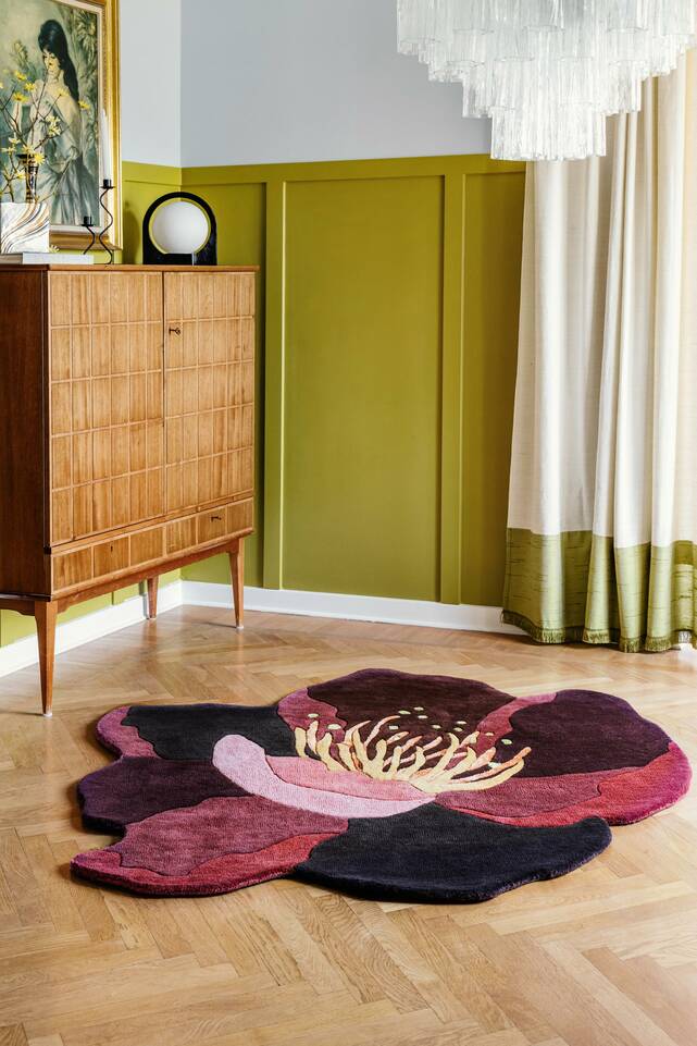 Červený, kulatý, handtufted vlna / viskos koberec v obývací pokoj.