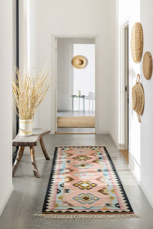 Różowy, podłużna dywan kilim indie w korytarz.
