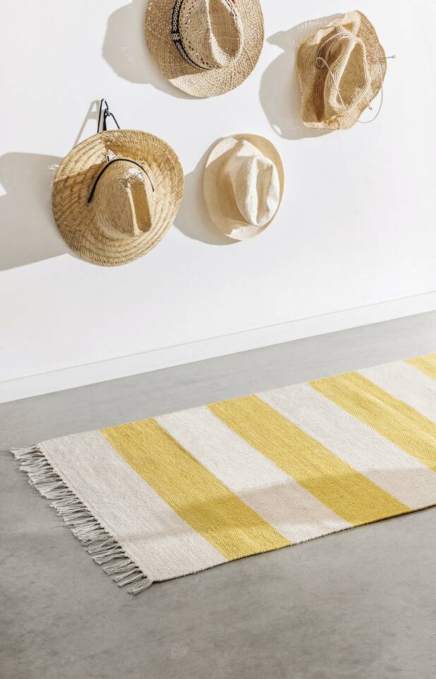 Alfombra cotton dorri marrón / amarilla alargada en pasillo.