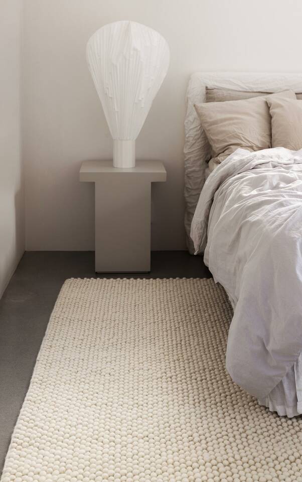 Wit,  kelim drop / struktur - vloerkleed in een slaapkamer.