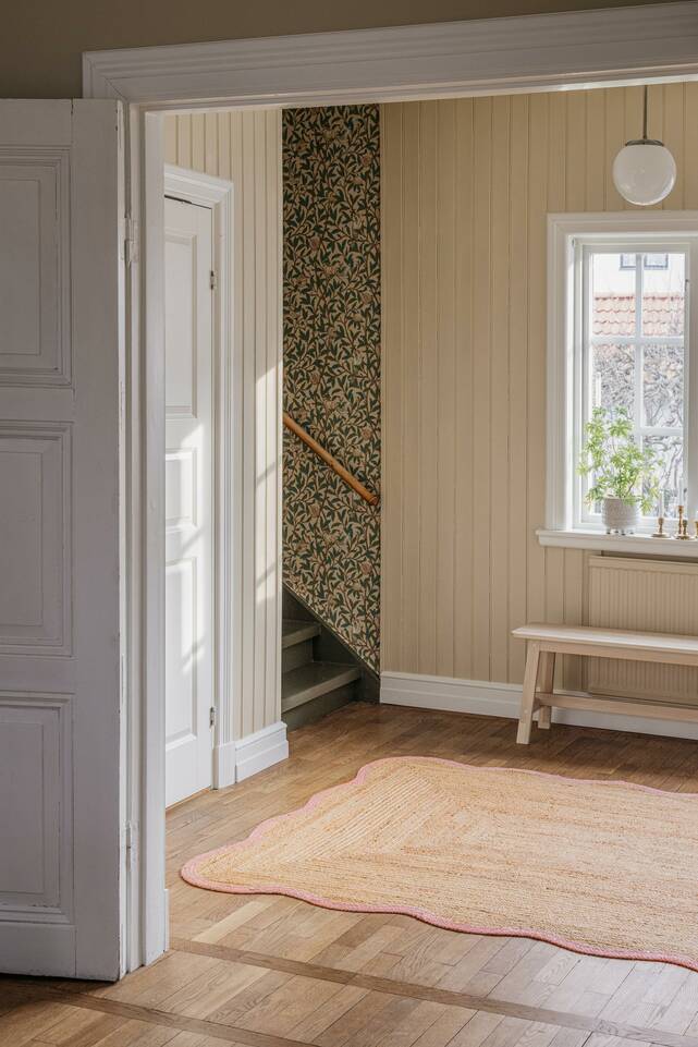 White  jute -  Carpet in a hallway.