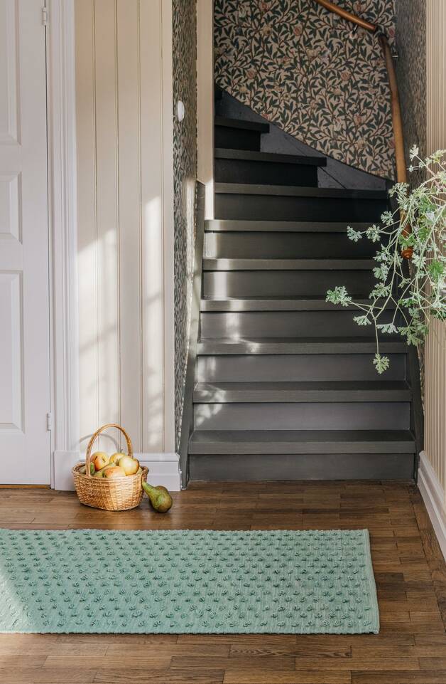 Green runner test wool india -  Carpet in a hallway.