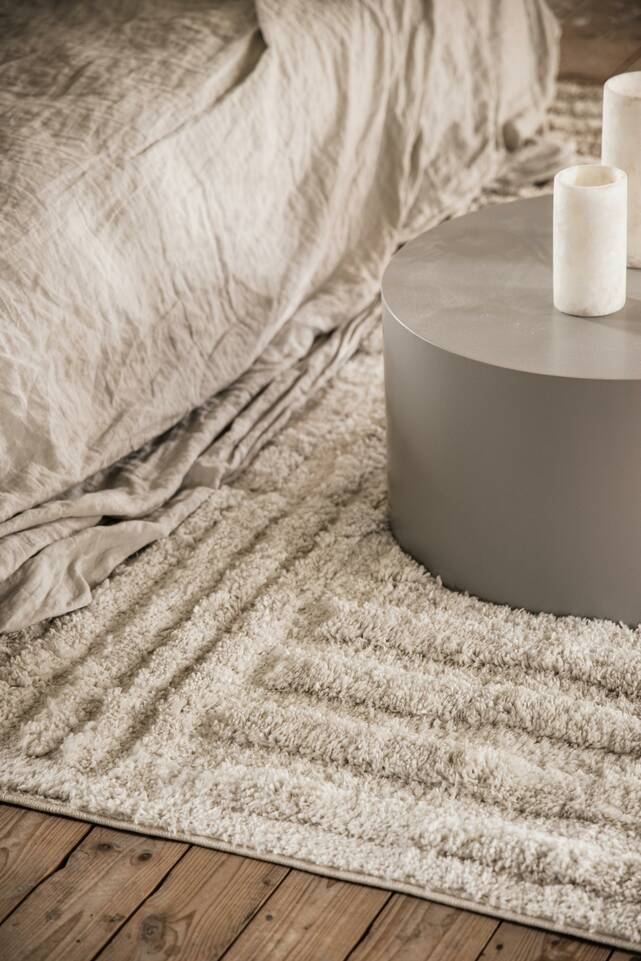 White  modern shaggy -  Carpet in a bedroom.