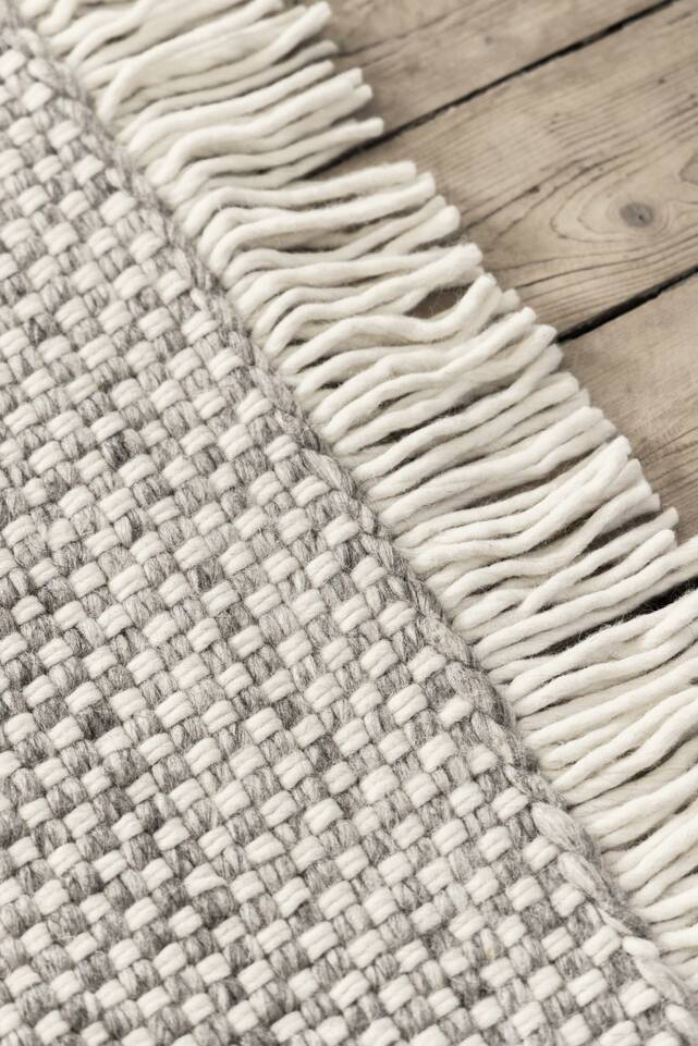 Tapete handloom  em branco, numa sala de estar.