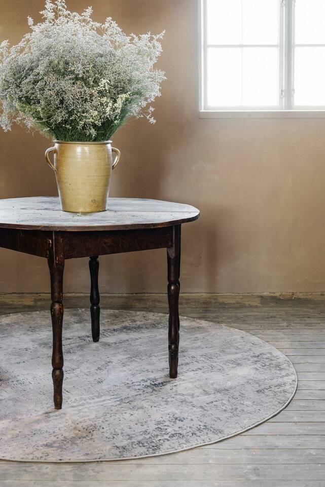 Black / grey round kaplan invista -  Carpet in a hallway.