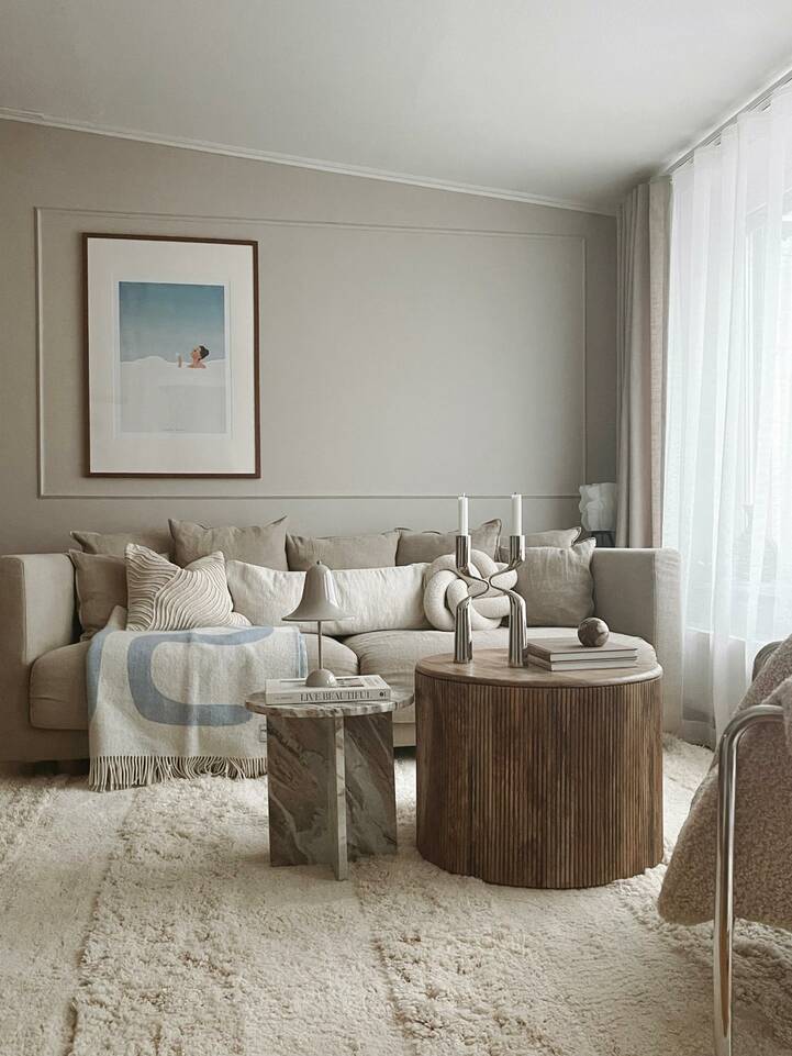 White rectangular high low shaggy -  Carpet in a living room.