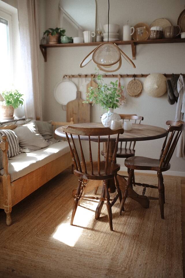 White  jute -  Carpet in a dining area.