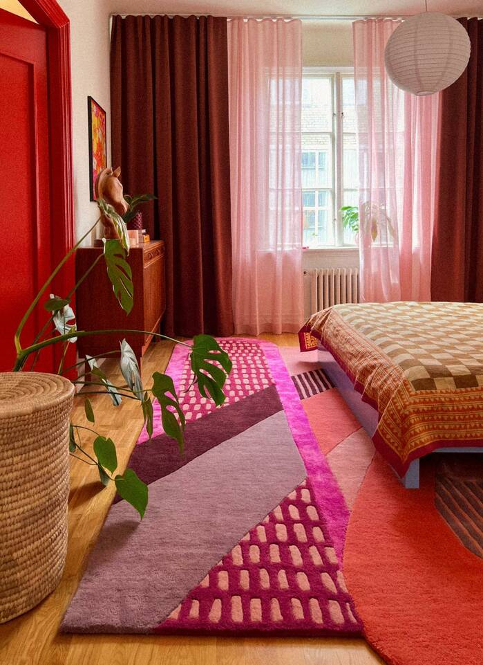 Red runner handtufted -  Carpet in a bedroom.