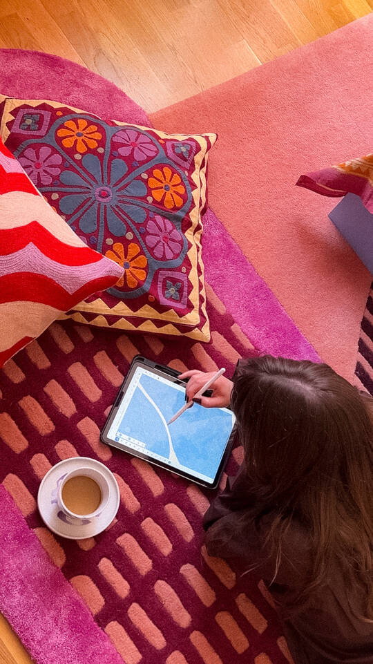 Tapete handtufted oblonga em vermelho, numa canto de leitura.